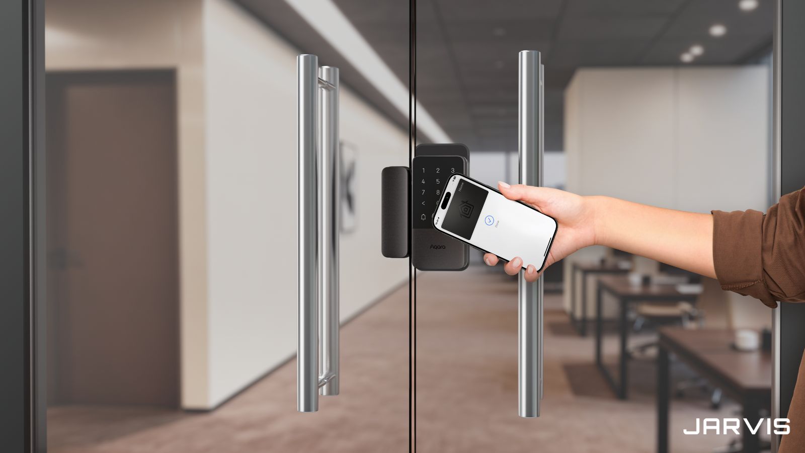 Aqara U500 玻璃智能門鎖安裝於辦公室無框玻璃門,以 iPhone 感應 Apple Home Key 解鎖|賈維斯科技 JARVIS
