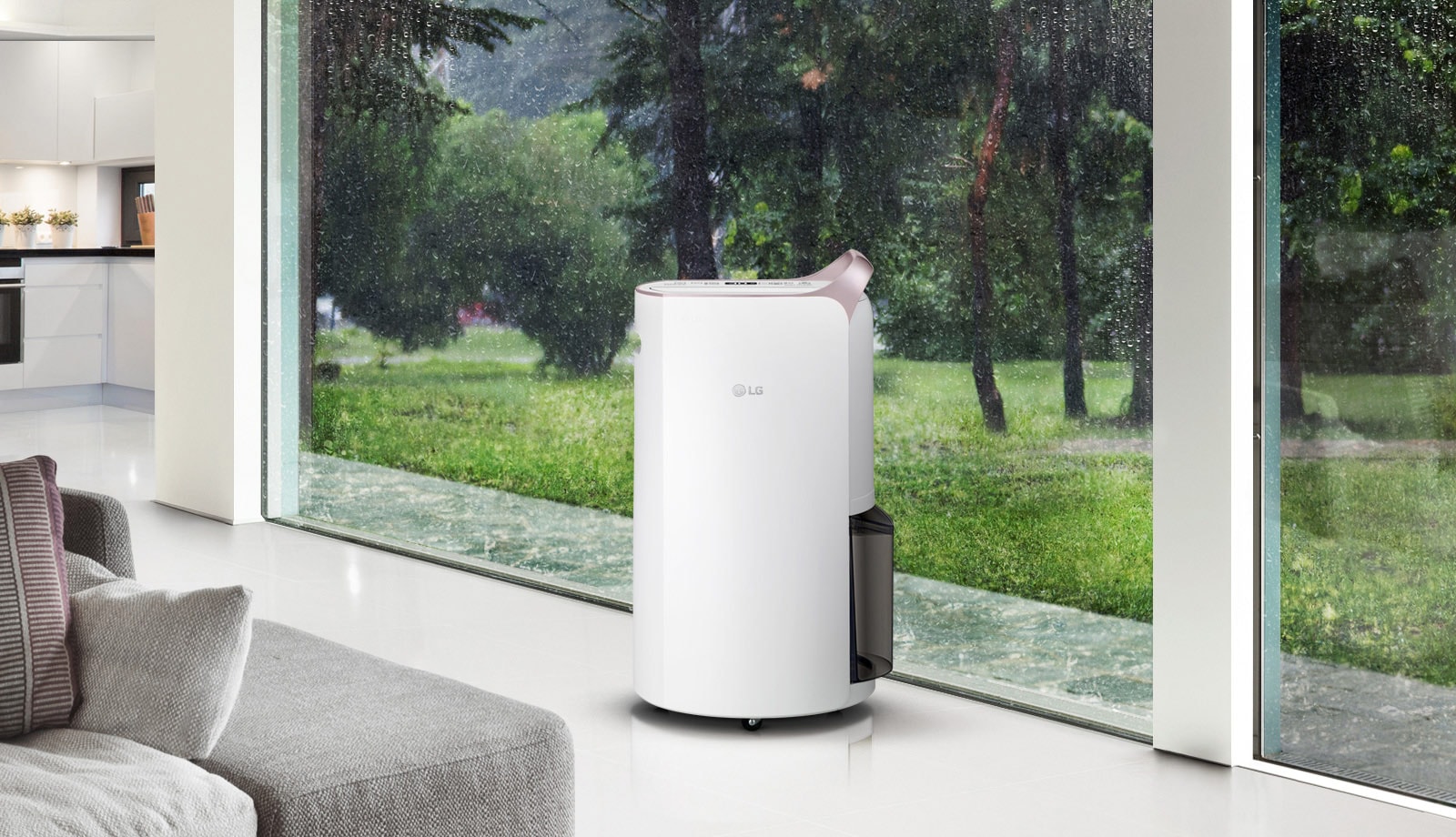 玻璃窗雨天情境下安靜運轉的 LG 除濕機